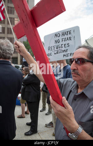 Detroit, Michigan, Stati Uniti d'America. 16 Giugno, 2017. I membri di Detroit la comunità caldea dei cristiani iracheni protestare contro il governo di arresto di decine di iracheni che hanno intenzione di deportare. I membri della famiglia dire che i cristiani iracheni di fronte al genocidio se sono tornati in Iraq. Credito: Jim West/Alamy Live News Foto Stock