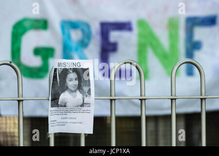 Londra, Regno Unito. 16 Giugno, 2017. Poster per residenti mancano due giorni dopo il tragico incendio a Torre Grenfell nella zona ovest di Londra che ha rivendicato un numero sconosciuto di vita. © Guy Corbishley/Alamy Live News Foto Stock