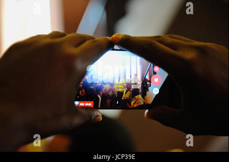Londra, Regno Unito. 16 Giugno, 2017. Un uomo a filmare il tentativo di assalto alla sede di Kensington & Chelsea consiglio, sul suo telefono cellulare fotocamera. I superstiti della torre Grenfell fire, insieme con altri attivisti della comunità ha tentato di assalto alla sede dopo un portavoce del consiglio non è riuscito a comparire. Credito: Michael Preston/Alamy Live News Foto Stock