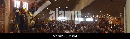 Londra, Regno Unito. 16 Giugno, 2017. I superstiti della torre Grenfell fire, insieme con altri attivisti della comunità il tentativo di assalto alla sede di Kensington & Chelsea consiglio, dopo un portavoce del consiglio non è riuscito a comparire. Credito: Michael Preston/Alamy Live News Foto Stock