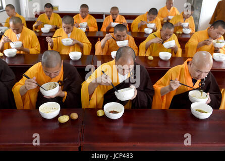 Hefei, cinese della provincia di Anhui. Il 15 giugno, 2017. I monaci hanno il loro pranzo presso il monte Jiuhua Buddha College, est cinese della provincia di Anhui, 15 giugno 2017. Il monte Jiuhua Buddha College è stato fondato nel 1990. Credito: Guo Chen/Xinhua/Alamy Live News Foto Stock