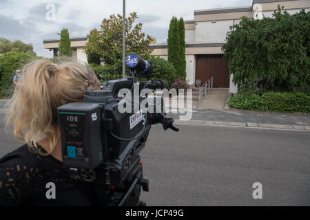 Oggersheim, Germania. 16 Giugno, 2017. Un operatore video film la residenza dell ex cancelliere tedesco Helmut Kohl dopo la sua morte è stato reso pubblico in Oggersheim, Germania, 16 giugno 2017. Helmut Kohl morì all'età di 87 il 16 giugno 2017. Foto: Boris Roessler/dpa/Alamy Live News Foto Stock