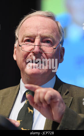 Karlsruhe, Germania. 17 Giugno, 2017. Alexander Gauland, capofila delle alternative per la Germania (AFD) partito per la imminente del Bundestag elezioni parlamentari, parla al Baden-Wuerttemberg stato contraente convenzione dell'AfD di Karlsruhe in Germania, 17 giugno 2017. Foto: Uli Deck/dpa/Alamy Live News Foto Stock