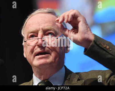 Karlsruhe, Germania. 17 Giugno, 2017. Alexander Gauland, capofila delle alternative per la Germania (AFD) partito per la imminente del Bundestag elezioni parlamentari, parla al Baden-Wuerttemberg stato contraente convenzione dell'AfD di Karlsruhe in Germania, 17 giugno 2017. Foto: Uli Deck/dpa/Alamy Live News Foto Stock