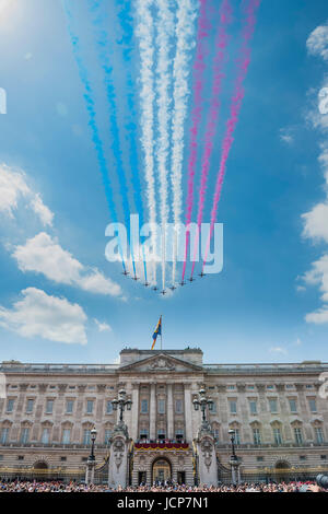 Londra, Regno Unito. 17 Giugno, 2017. Le frecce rosse trail fumo come la famiglia reale si raccoglie sul balcone per la flypast e saluti dalla folla - Trooping il colore dalle guardie irlandese sulla regina il compleanno Parade. La regina è di colore "Trooped" davanti a Sua Maestà la Regina e tutti i Royal colonnelli. Sua Altezza Reale il Duca di Cambridge prende il colonnello della revisione per la prima volta sulla sfilata delle Guardie a Cavallo in sella al suo cavallo Wellesley. Credito: Guy Bell/Alamy Live News Foto Stock