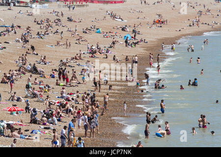 Brighton Sussex, Regno Unito. 17 Giugno, 2017. Le persone che si godono il sole e il caldo in Brighton Credito: amer ghazzal/Alamy Live News Foto Stock