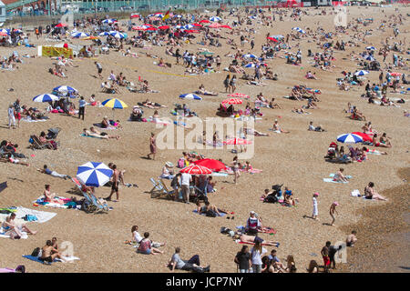 Brighton Sussex, Regno Unito. 17 Giugno, 2017. Le persone che si godono il sole e il caldo in Brighton Credito: amer ghazzal/Alamy Live News Foto Stock