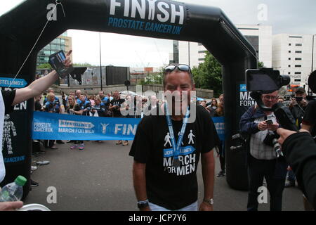 Newcastle upon Tyne, Regno Unito. 16 Giugno, 2017. Sky Sports presenter Jeff Stelling camminato 15 maratona in quindici giorni da Exeter City Football Club per terminare a Newcastle Utd football club a 262 miglia di marzo per gli uomini il sollevamento oltre € 420.000 per il cancro della prostata UK, Newcastle upon Tyne, UK Credit: David Whinham/Alamy Live News Foto Stock