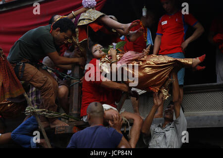 Giugno 17, 2017 - Kathmandu, Nepal - Un bambino nepalese è bilanciato sulla punta di un dente impiantato in un carro durante una processione per commemorare il festival Trishul Jayabageshwori a Kathmandu in Nepal il Sabato, 17 giugno 2017. Il Trishul Jatra carro è girato in tutta la città antica con bambini trasportati tra i picchi del Trishul, l'arma del Signore Shiva. Si tratta di uno dei più antichi festival della comunità Newar. (Credito Immagine: © Skanda Gautam via ZUMA filo) Foto Stock