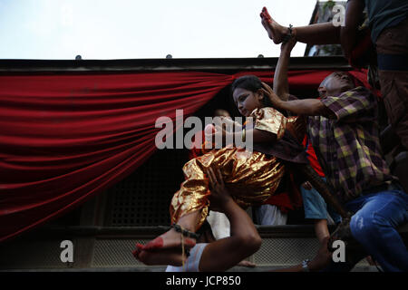 Giugno 17, 2017 - Kathmandu, Nepal - Un bambino nepalese è bilanciato sulla punta di un dente impiantato in un carro durante una processione per commemorare il festival Trishul Jayabageshwori a Kathmandu in Nepal il Sabato, 17 giugno 2017. Il Trishul Jatra carro è girato in tutta la città antica con bambini trasportati tra i picchi del Trishul, l'arma del Signore Shiva. Si tratta di uno dei più antichi festival della comunità Newar. (Credito Immagine: © Skanda Gautam via ZUMA filo) Foto Stock