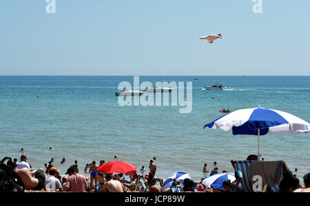 Brighton Regno Unito 17 Giugno 2017 - yacht ormeggiato a Brighton Beach come il south coast swelters ad elevate temperature quali sono le previsioni per continuare nel corso del fine settimana fotografia scattata da Simon Dack Foto Stock