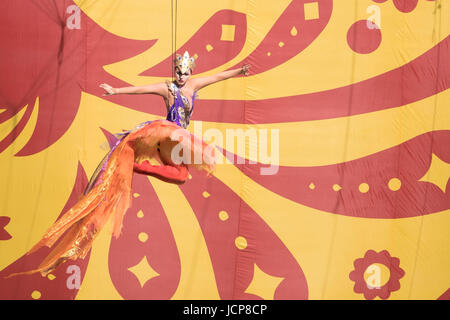 San Pietroburgo, Russia. 17 Giugno, 2017. Un esecutori sospesi da funi durante la cerimonia di apertura della Confederations Cup presso lo stadio di Saint Petersburg, Russia, 17 giugno 2017. Foto: Marius Becker/dpa/Alamy Live News Foto Stock