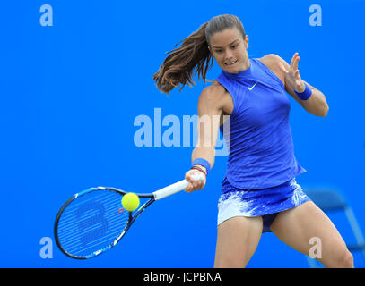 La Grecia Maria Sakkari in azione contro la Croazia la Donna Vekic durante il giorno cinque del AEGON Aprire Nottingham a Nottingham Centro Tennis. Foto Stock