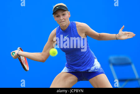 La Croazia ha Donna Vekic in azione contro la Grecia Maria Sakkari durante il giorno cinque del AEGON Aprire Nottingham a Nottingham Centro Tennis. Foto Stock