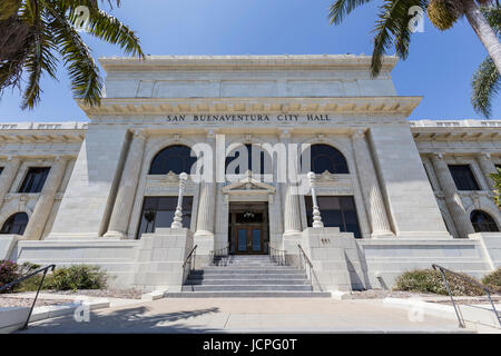 Ventura, California, Stati Uniti d'America - 11 Giugno 2017: la facciata anteriore della Ventura municipio edificio. Foto Stock