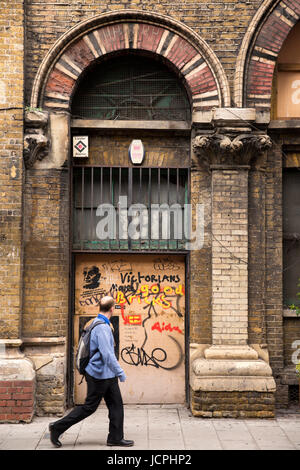 UK, Londra, Southwark St Thomas Street viadotto ferroviario, 'Victorians realizzato buoni mattoni' grafitti nel portale ad arco Foto Stock