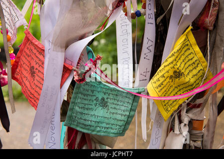 UK, Londra, Southwark, Redcross modo Crossbones giardino, colorati bandiere da preghiera buddista legata al cimitero di ringhiere Foto Stock