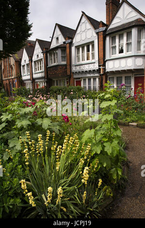 Regno Unito, London Borough, Redcross Way, Croce Rossa giardino, 1887-1890 alloggi sociali stabiliti dalla Octavia Hill Foto Stock