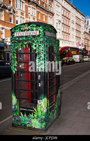 Holborn, Southampton Row, spazio pubblico marmellata, ammenda artista Andrea Tyrimos scatola albero di progetto, dipinto, ridondante K6 casella telefono Foto Stock