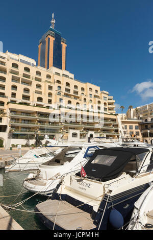 Barche ormeggiate nel porto di Portomaso St Julians Bay Malta di fronte all'Hilton hotel su una soleggiata giornata estiva Foto Stock