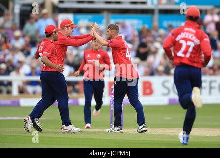 Essex di Jamie Porter (centro destra) celebra dopo bowling Nottinghamshire Alex Hales durante il Royal London un giorno Cup, Semi finale corrispondono a County Cricket Ground, Chelmsford. Foto Stock