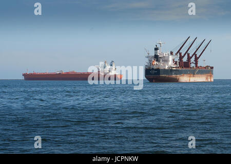 Portarinfuse YM tradizione e Super petroliera Eagle Varna ancorato a Long Beach Harbor, California, USA. Foto Stock