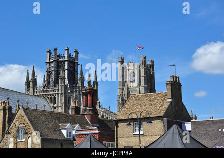 Le torri della Cattedrale di Ely visto dal luogo di mercato, Ely, Cambridgeshire, England, Regno Unito Foto Stock