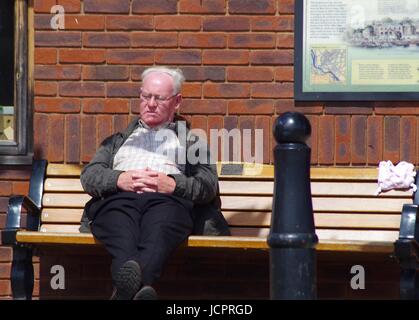 Un anziano gentiluomo Dozes Off su un banco a Exeter Quay. Devon, Regno Unito. Giugno, 2017. Foto Stock