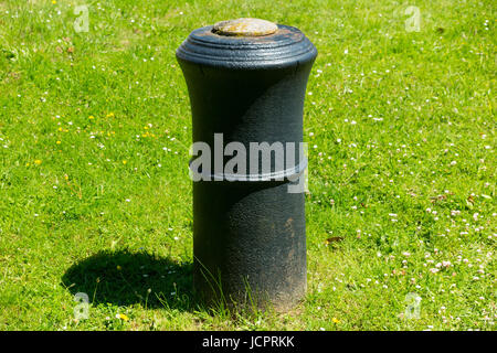 La canna di un cannone, sepolto in posizione verticale e sporgente nell'aria in Roy Grove, Hampton. Principali Gen. Roy utilizzato la linea per Ordnance Survey la triangolazione Foto Stock