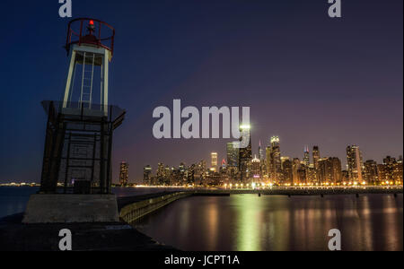 CHICAGO, Illinois, Stati Uniti d'America - 30 Maggio 2016 : sullo skyline di Chicago sul Lago Michigan di notte visto dal North Avenue Beach con un faro in primo piano. Foto Stock