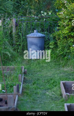 Incendio galvanizzato Bin, riparto giardino. Exeter Devon, Regno Unito. Giugno, 2017. Foto Stock