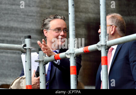 Gary gibbone (sinistra) politici editor per canale 4 news, in corrispondenza di una temporanea studio su College Green, Westminster il giorno dopo il generale 2017 elezione Foto Stock