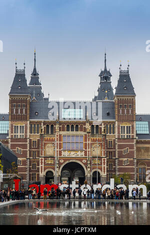 Rijksmuseum facciata a Museumplein in Amsterdam, Paesi Bassi Foto Stock