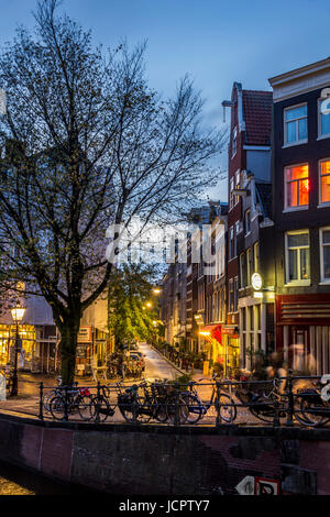 Streetview in Amsterdam Paesi Bassi al crepuscolo Foto Stock