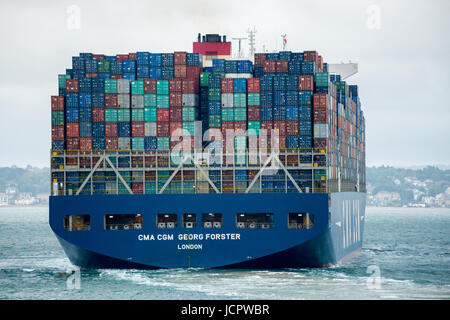 Contenitore grande nave, CMA CGM Georg Forster, nel Solent lasciando Southampton docks, Inghilterra Foto Stock