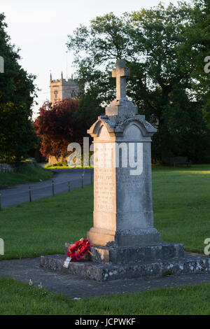 Memoriale di guerra nella luce del sole serale. Combe, Oxfordshire, Regno Unito Foto Stock