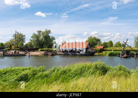 Il ristorante e il vecchio scalo nel porto storico di città fortificata di Woudrichem, Brabant, Paesi Bassi Foto Stock