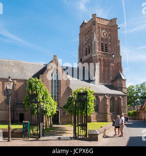 Scena di strada con la gente e la chiesa di San Martino in centro della città fortificata di Woudrichem, Brabant, Paesi Bassi Foto Stock