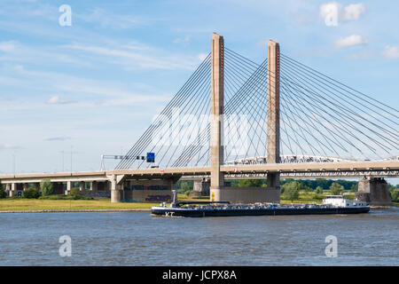 Navigazione a vela di navi cisterna a valle sul fiume Waal e Martinus Nijhoff Bridge, Zaltbommel, Gelderland, Paesi Bassi Foto Stock