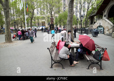 Le persone si radunano per giocare a mahjong, schede e xiangqi scacchi cinesi in Columbus Park chinatown New York City USA Foto Stock