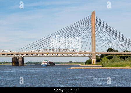 Panorama di Martinus Nijhoff Ponte e fiume Waal vicino a Zaltbommel, Gelderland, Paesi Bassi Foto Stock