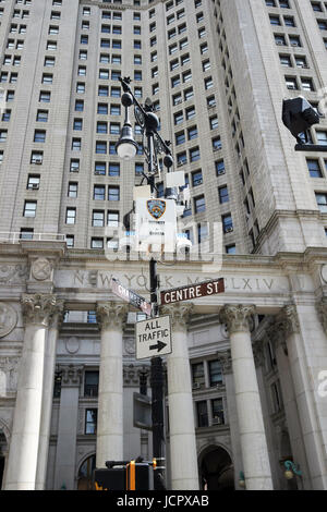 NYPD telecamere di sicurezza al di fuori della Manhattan edificio comunale centro civico di New York City STATI UNITI D'AMERICA Foto Stock