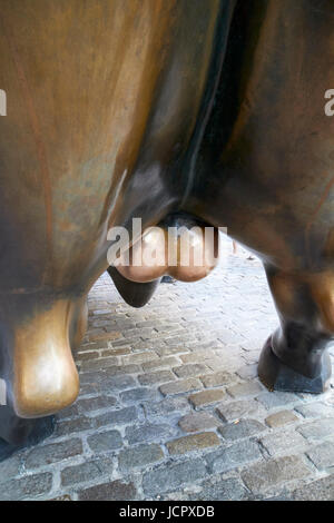 Sfere della carica bull statua bowling green Wall Street a New York City USA Foto Stock