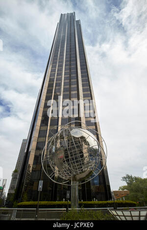 Globo in acciaio scultura davanti al Trump International Hotel and Tower New York City USA Foto Stock