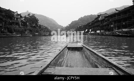 Foto su una barca nel fiume che attraversa Fenghuang città nella provincia del Hunan cina Foto Stock