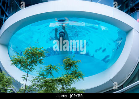 Col fondo di vetro, vedere attraverso la piscina, Yaletown, Vancouver, British Columbia, Canada. Foto Stock