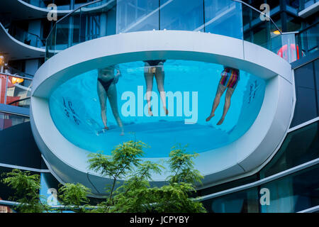 Col fondo di vetro, vedere attraverso la piscina, Yaletown, Vancouver, British Columbia, Canada. Foto Stock
