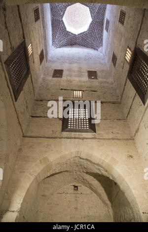 Vista parziale dell'anfiteatro romano, la piccola Odeum, risalente originariamente dal II secolo D.C., era una tettoia semi-teatro circolare utilizzata per la musica Foto Stock