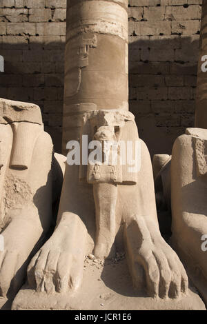 Rovine del corridoio di sfingi, situato nel Tempio di Karnak, il complesso comprende un vasto mix di templi cariati, cappelle, tralicci e altri edifici, Luxor, Foto Stock