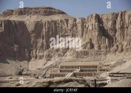 Il tempio mortuario di Hatshepsut, è un'antica edicola funeraria, dedicata al dio sole Amon, situato sulla sponda occidentale del Nilo, vicino va Foto Stock